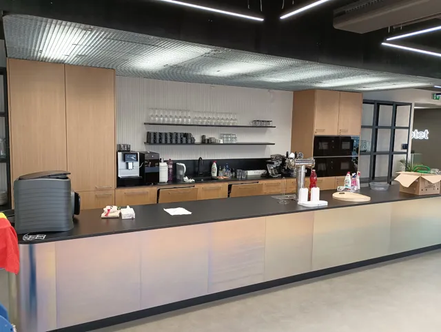 Firemní kuchyňka s barem