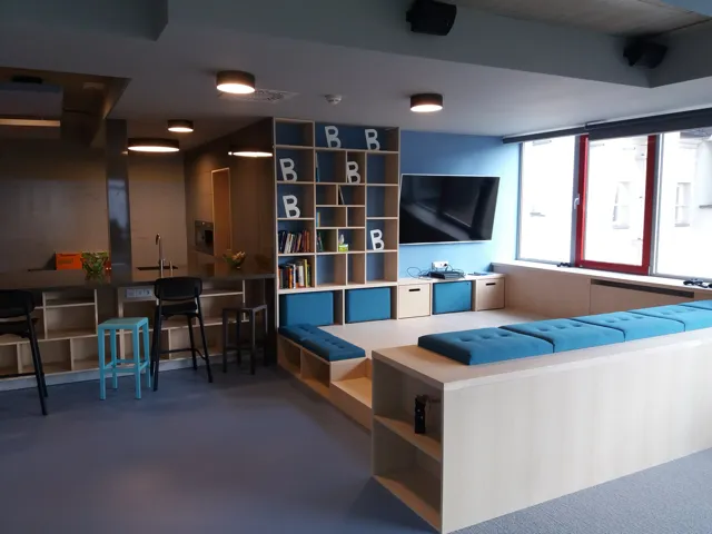 Kancelářský prostor s modulárním nábytkem