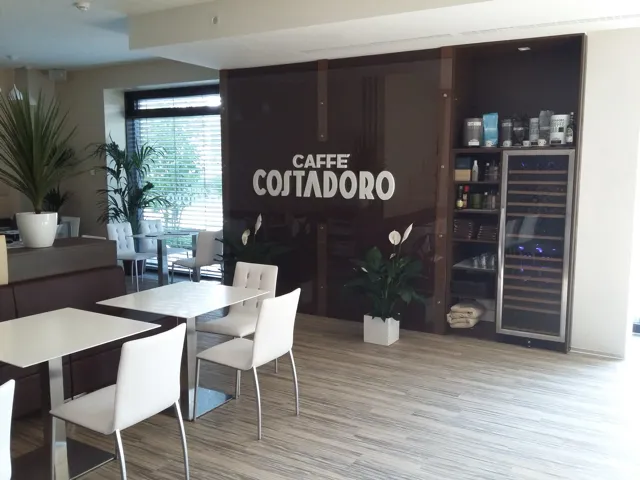 Moderní interiér kavárny Caffe Costadoro