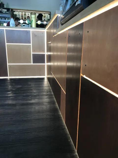 Obchodní interiér s podsvíceným nábytkem